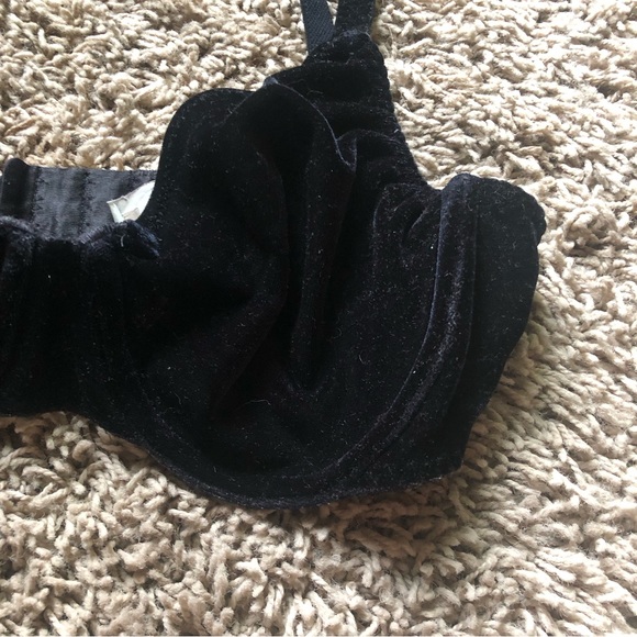 Vintage | Black Velvet Underwire Bra - Picture 2 of 4